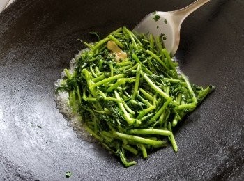 step9: 將西洋菜用薑片少少油，炒至出水及軟身，去除菜青味，再隔去水份備用