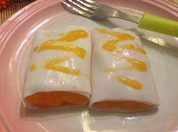 step8: 做好的芒果腸粉放入雪櫃冷凍一會，冰涼滑溜的口感會更美味。