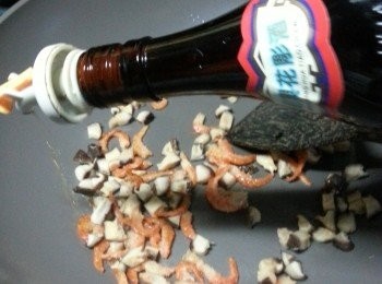 step5: 加入冬菇炒香,再讚適量紹興酒炒香