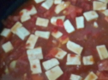 step2: 悶煮一下,加入所有調味料,再放入豆腐, 最後倒入蛋液,先不要攪動,等蛋稍微熟成再翻動