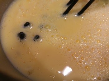 step5: 然後奶和蛋液混合再攪勻。