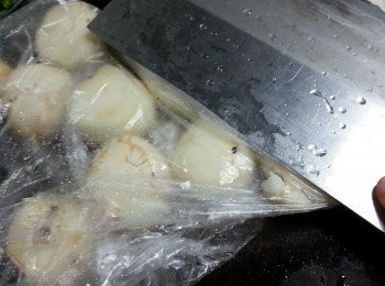 step3: 馬蹄用食物袋裝起,用菜刀拍碎