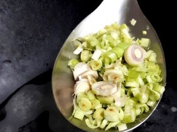 step7: 起滾水鍋，把<span class="group_1">食材</span>依序放入煮熟，有香茅