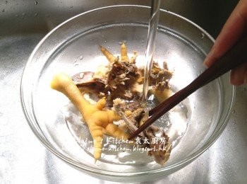 step9: 起出的雞胸骨及<a href="https://bit.ly/3kLFTWO" target="_blank" data-keyword="雞腳" class="guide-link"><strong>雞腳</strong></a> <span style="display:inline-block;vertical-align:middle;margin-top:-3px;color:initial;border-radius:3px;padding:2px 3px;font-size:12px;line-height:14px;background:#87d300;color:#fff;">即買</span> 放入水中蓋上蓋出水5分鐘 , 盛起沖洗去油份及瀝乾