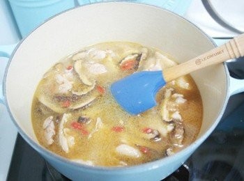 step6: 倒入水、米酒、枸杞及鹽略拌一下，蓋上鍋蓋以中火煮至滾後轉小火煮15分鐘後關火續悶5分鐘即完成。