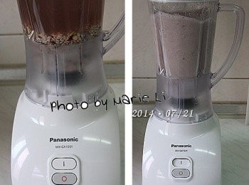 step4: 六個小時之後直接連同浸泡的水一起放進果汁機裡
加進《芝麻 - 酌量》一起下去攪碎
讓果汁機多打個幾分鐘能讓米漿質地更為細緻

※ 我是約莫讓它打了七分鐘左右才停止。