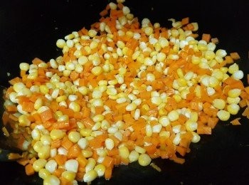 step5: 倒入甜粟米粒炒勻