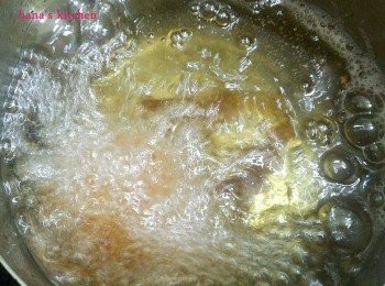 step6: 放入油鍋中.炸到表面成金黃色就可起鍋,不用炸太久,因為本來就是熟的東西.