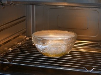 step8: 把碗放在溫暖和潮濕的地方發酵。我用了焗爐的發酵功能，設定在40°C的環境中約 1 小時至麵團發酵至原本約 2 倍的大小。