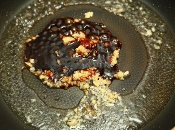 step6: 再加入醬油膏和水一起煮滾。