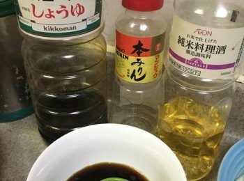 step2: 將<span class="group_2">汁料</span>攪均於碗內 (以上是我家用的萬字醬油, 味啉及料理酒) 在日式超市買到的
