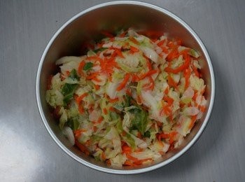 step2: 接著將所有蔬菜該削皮的削皮、切絲的切絲、掐頭去尾都揀好後，全部切成細長條狀。緊接著就可以燙蔬菜，用水清燙豆芽菜、高麗菜絲、胡蘿蔔絲至煮熟後備用。