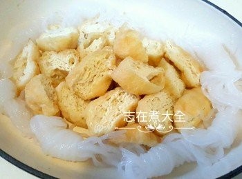 step4: 鍋底鋪上豆卜及芋絲