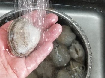 step2: 先將大蜆用牙刷洗淨 ,香茅切碎。