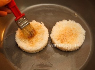 step1: 將飯壓成圓形後下鍋，並利用刷子刷上少許的醬油，等米飯煎到微微焦黃後起鍋備用。(Tips 1)
