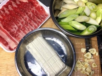 step1: 將蒜頭切粒，切好京蔥，豆腐切塊。



　