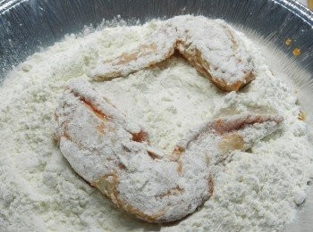 step2: 沾上低筋麵粉