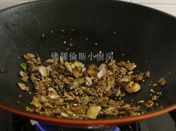 step2: 燒熱鑊，要好熱好熱,，落麻油
跟住落薑爆香、蒜蓉、洋蔥及蔥炒，加入四份三白胡椒