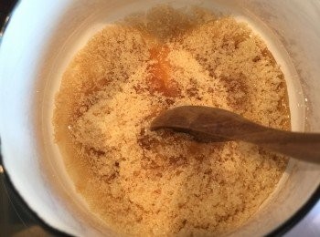 step10: 小心看著糖的變化，開始看見有部分糖溶化，就輕輕攪拌令糖受熱更均勻 ( * 要一直看著，因為很容易燒焦)