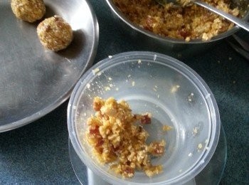 step8: 戴上手套,將五仁餡總重量除13份,取出約29g-30g1份量放在手心,用力壓成圓型