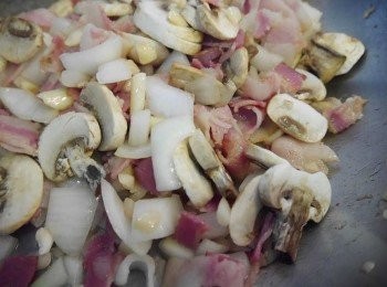 step3: *加入蒜末，洋蔥拌炒至洋蔥變軟。 *再加入磨菇拌炒。