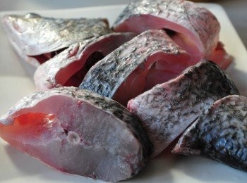 step2: 鮮鱸魚一尾，請魚販幫忙清除內臟和剁成一塊塊，回來再稍加沖洗乾淨即可~