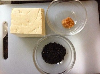 step1: 瑤柱用熱水浸軟撕成絲備用。將板豆腐洗淨分八份備用。