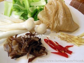 step1: 手工乾豆皮泡水泡軟切絲，青江菜去葉子留下梗洗淨切絲，薑.木耳.白精靈菇.辣椒洗淨全部切絲。