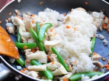 step3: 接著放入白飯均勻的炒開