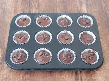 step5: 將麵糊倒入鬆餅模內，可再放點巧克力碎，放入已預熱180度焗爐，焗約13分鐘或至全熟即成！