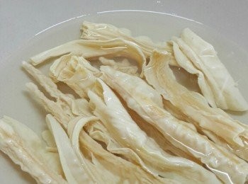 step2: 硬豆腐放在雪櫃備用,,枝竹分成數段後用水浸軟,,將所有<span class="group_2">配料</span>切好備用