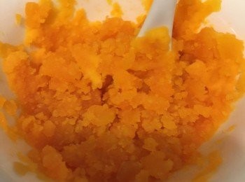 step1: <a href="https://bit.ly/3zHU5V3" target="_blank" data-keyword="雞翼" class="guide-link"><strong>雞翼</strong></a> <span style="display:inline-block;vertical-align:middle;margin-top:-3px;color:initial;border-radius:3px;padding:2px 3px;font-size:12px;line-height:14px;background:#87d300;color:#fff;">即買</span> 先解凍抹乾水分，用醃料醃過夜。咸蛋黃蒸熟後，壓爛。燒熱鍋，落一大湯匙油（喜歡可用牛油，較香但肥啲）。中大火推至油熱，然後加入咸蛋黃碎用中火邊炒邊推。