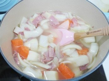 step5: 倒入水待煮滾。