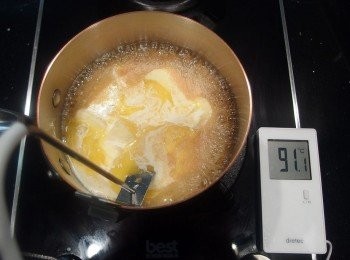 step7: 小火加熱至融化,混合均勻。溫度計也一併開始使用。