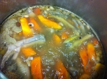 step4: 滾水下眉豆及花生，再下<a href="https://bit.ly/3kLFTWO" target="_blank" data-keyword="雞腳" class="guide-link"><strong>雞腳</strong></a> <span style="display:inline-block;vertical-align:middle;margin-top:-3px;color:initial;border-radius:3px;padding:2px 3px;font-size:12px;line-height:14px;background:#87d300;color:#fff;">即買</span> 及木瓜。