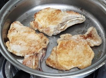 step1: 先用少許生抽，鹽，糖醃豬排半小時。然後熱鑊下油，將豬扒煎至金黃色，盛起備用