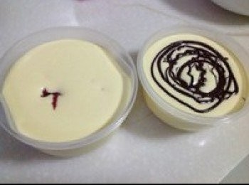 step8: 將攪拌好的冰淇淋液倒入密封盒中，加果醬或堅果的就可以加了，自己覺得如果加堅果的話最好凍個一個半小時再加入拌勻。我加了自製的草莓醬和融化的巧克力。