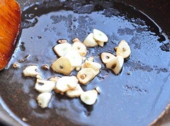 step2: 先將蒜片爆香致微微金黃