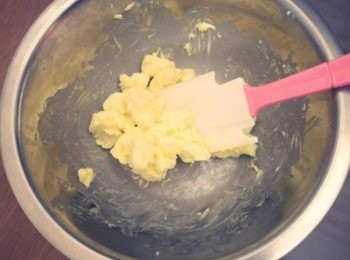 step1: 先將奶油放回室溫後~~充分打散!!