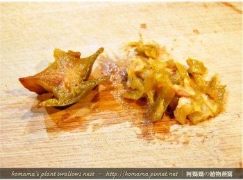 step3: 先將楊桃果餞自包裝袋取出後，逐一分切成細小的塊狀。