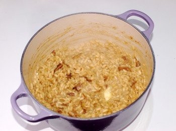 step9: 將奶油及帕馬森乳酪粉攪拌均勻.蓋上鍋蓋燜2分鐘讓味道融合(這是美味的關鍵,飯會變得滑潤濕軟非常美味)