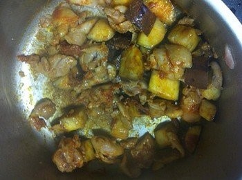 step3: 將雞脾仔肉炒至半熟，加入茄子再炒。