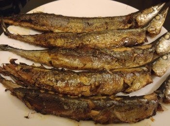 step2: 煎熟後將巳攪勻的<span class="group_2">醬汁</span>冧上秋刀魚等<span class="group_2">醬汁</span>收汁即成。