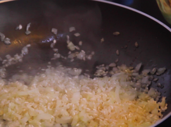 step6: 沿鍋邊加入少許白酒