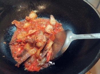 step2: 放入泡菜 少許水.拌炒收汁入味