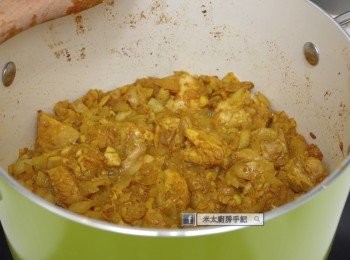 step4: 加入雞肉，轉大火，把雞肉表面上煎至略為金黃。