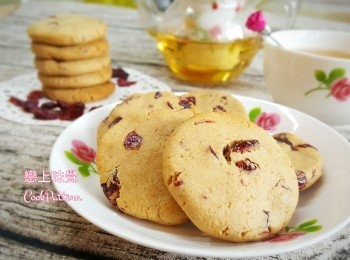 step9: 若沒有麵包機，可用傳統做法:
1. 將牛油及砂糖混合，用電動打蛋器中速打至淡黃色。
2. 以低速遂少加入蛋黃及紅莓，打勻。
3. 篩入麵粉及粟粉，拌勻成麵糰。
4. 用保鮮紙包好，捲成約圓柱狀，放入雪櫃冷藏15-20分鐘至硬身。
5. 預熱焗爐170度，將麵糰切成約5mm厚片。
6. 將厚片放在墊上錫紙的烤盤上，烤焗15-20分鐘。
7. 取出，放在架上放涼後即可。