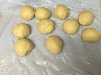 step3: 用手按壓麵團，擠出空氣。平均分成10個小麵團，每個約60g。滾圓後，蓋上發酵布，靜止15分鐘。(如無發酵布，可用濕布代替。)