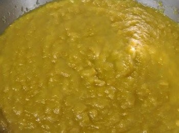 step2: 芒果肉加3湯匙砂糖(視乎水果甜度調整砂糖份量)煮成濃稠(不時攪動避免黏底)，待涼。