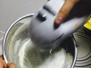 step2: 打發蛋白 ，將糖粉分三次加入蛋清中， 打發至九成， 拉起出現小彎勾。